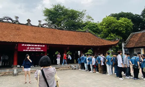 Sĩ tử đến Văn Miếu để cầu may