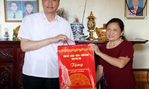 Phú Thọ thăm, tặng quà người có công, gia đình chính sách tại huyện Hạ Hòa