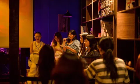 Đêm thơ "Tôi mơ với hai mắt mở" thu hút giới trẻ Hà Nội