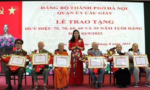 Hà Nội: Quận ủy Cầu Giấy trao 532 Huy hiệu Đảng đợt 2/9, trong đó có 18 đồng chí 75 tuổi Đảng