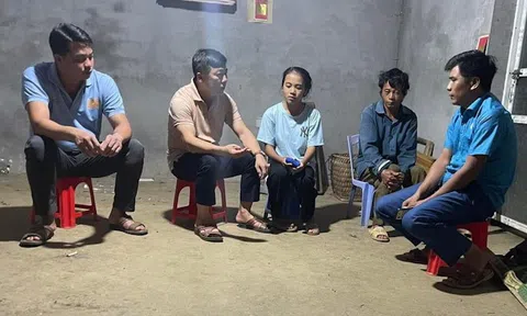 Lào Cai: Thầy giáo Nguyễn Quốc Việt trường THCS Tả Gia Khâu (Mường Khương) vận động học sinh đến trường