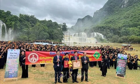 Xác lập kỷ lục 1.000 người hát then đàn tính bên danh thắng Thác Bản Giốc với chủ đề “Cội nguồn và bản sắc then tính Cao Bằng”