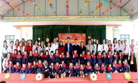 Phú Thọ: Học sinhTrường Mầm non Đông Cửu (Thanh Sơn) được trao tặng áo ấm mùa đông