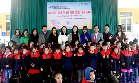 Phú Thọ: Trao tặng áo ấm mùa đông cho học sinhTrường Mầm non Mỹ Thuận (Tân Sơn)