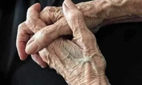 Xin lỗi em, anh chọn mẹ