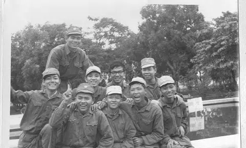 Đi tìm đồng đội và "trò đùa của số phận"