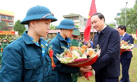 Phú Thọ: Lãnh đạo tỉnh động viên tân binh thành phố Việt Trì nhập ngũ