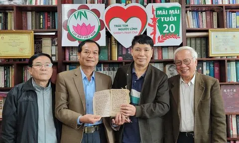 Trao tặng kỷ vật cho Nhà văn Đặng Vương Hưng sau 42 năm