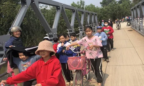 Phú Thọ: Có cầu mới Bến Sổ, mở thêm cổng phụ, Trường Tiểu học thị trấn Yên Lập khắc phục ùn tắc giao thông trước cổng trường
