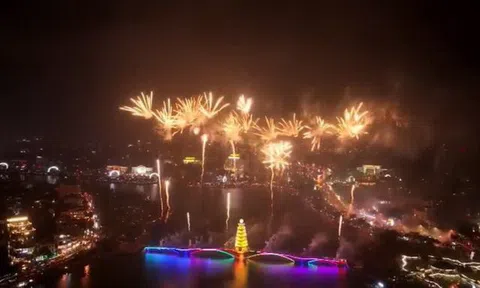 Phú Thọ: Đội mưa xem bắn pháo hoa mừng lễ hội Đền Hùng 2024