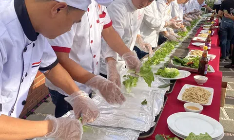 Hiệp Hội Văn hoá Ẩm thực tỉnh Nam Định kiện toàn tổ chức và trình diễn món “Nem Cuốn Nam Định” dài 10 mét