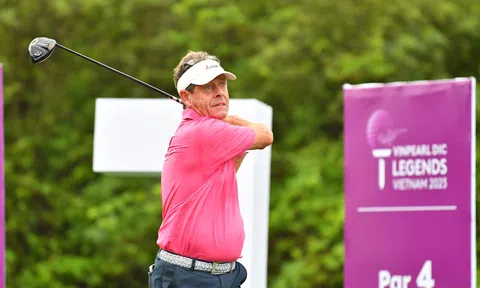 Golfer huyền thoại đầu tiên đạt eagle tại giải golf huyền thoại là ai?