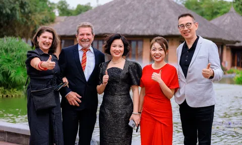 Tuấn Hưng khuấy động hội nghị khách hàng của Hoan TT