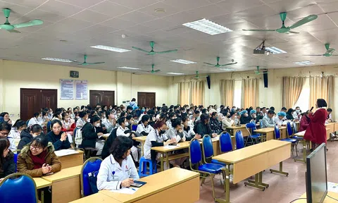 Gần 200 sinh viên trường Cao đẳng Y tế Bạch Mai tình nguyện trực Tết Nguyên đán Giáp Thìn (2024)