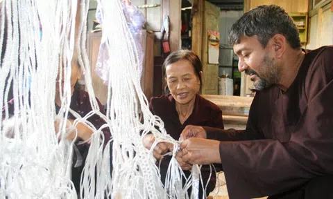 Du khách thích thú với trải nghiệm làm nông dân