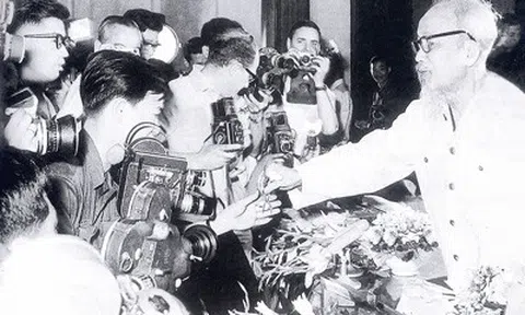 Người cầm bút luôn tâm niệm tinh thần "Chở đạo" và "Đâm gian"
