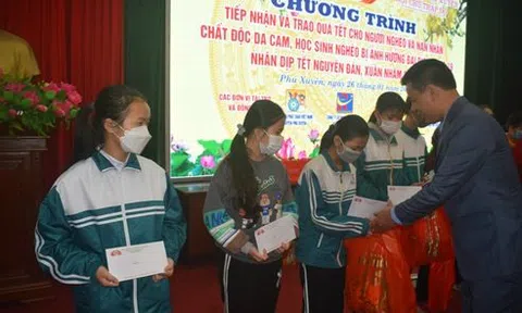 Công ty Cổ phần Truyền thông và dịch vụ Rồng Việt trao quà Tết tại huyện Phú Xuyên
