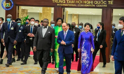 The First Lady of Sierra Leone President wore a "traditional Ao Dai" during her visit to Vietnam