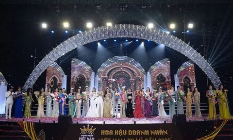 NTK dạ hội Tommy Nguyễn trao giải Người đẹp dạ hội cho doanh nhân Lý Thị Ngân