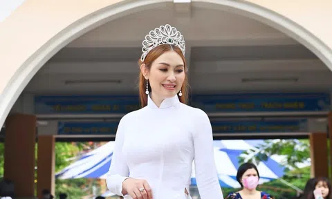 Á hậu Trần Thụy Thanh Nhã xinh đẹp trong áo dài, về thăm lại trường cũ