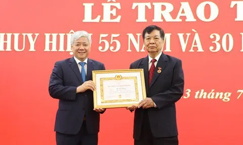 Trao huy hiệu 55 tuổi Đảng cho đồng chí Lã Tất Thắng