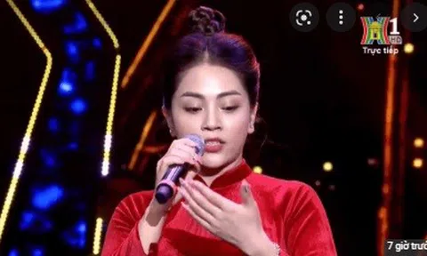 Ca sĩ Khánh Thy hát chênh phô, quên lời trong Chương trình nghệ thuật Sao Tháng Tám