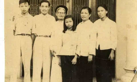 Mẹ tôi, cô giáo đầu đời