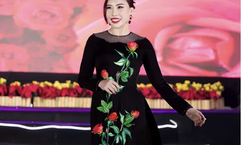 Hoa hậu thiện nguyện Phạm Minh Phi trình diễn áo dài tại Festival Hoa Đà Lạt 2022