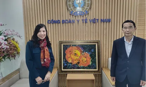 Họa sĩ Hoàng Trang tặng tranh cho Công đoàn Y tế Việt Nam