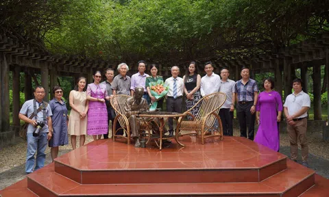 Nhiều cá nhân trao tặng món quà ý nghĩa cho Khu di tích Phủ Chủ tịch