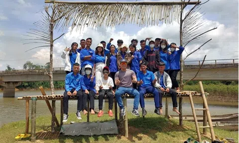 Cậu bé lớp 7 để dành tiền tiết kiệm tặng quà cho các em nhỏ miền núi