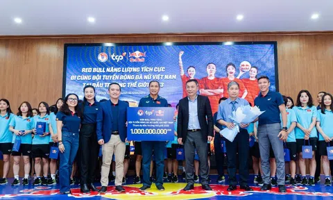 TCP Việt Nam - Red Bull trao tặng hơn một tỷ đồng cho đội tuyển Nữ và Ban Huấn luyện