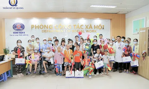 Thẩm mỹ Vũ Quang tích cực hoạt động từ thiện tại Khoa Nhi - Bệnh Viện K