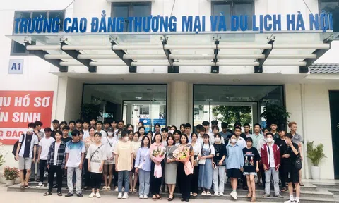 Đoàn học sinh THPT thị xã Sapa, tỉnh Lào Cai tham quan Trường Cao đẳng Thương mại và Du lịch Hà Nội