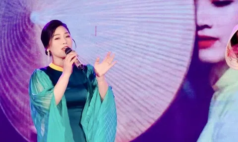NSƯT Hương Giang thể hiện sâu lắng ca khúc Là Em Cô Gái Việt Nam của Nhạc sĩ Minh Dương