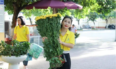 Chủ tịch tập đoàn F.O.G - Nguyễn Thu Hồng thăm viếng nghĩa trang liệt sỹ Tây Tựu, Hà Nội