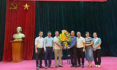 Trao tặng tác phẩm "Dịch Vọng Hậu trong tôi"