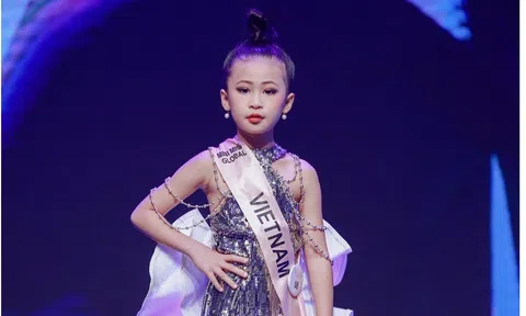 Á quân siêu mẫu nhí Trần Mai Việt được NTK Châu Loan chọn diễn First face tại sự kiện "Giao lưu văn hoá Trung - Việt"