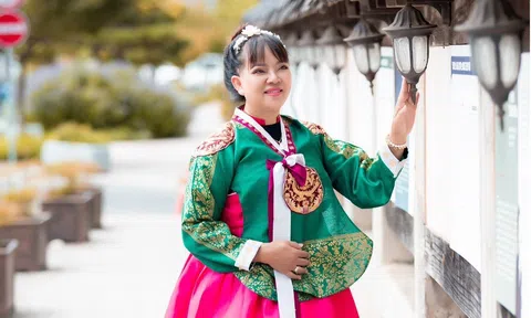 Nghệ nhân Hồ Thị Thanh Hương diện trang phục Hanbok dạo chơi ở xứ sở Kim Chi