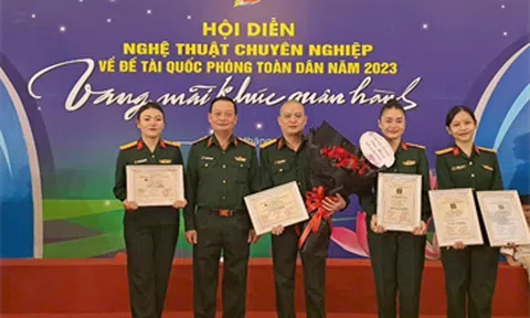 Thượng tá, NSƯT Nguyễn Xuân Hùng nhận giải thưởng “Chỉ đạo Nghệ thuật Xuất sắc”