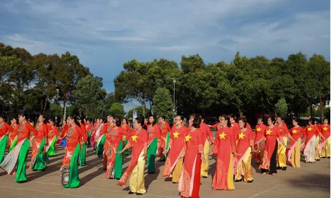 1000 hội viên đồng diễn chào mừng ngày ra mắt CLB Di Sản Áo Dài Việt Nam tỉnh DakLak