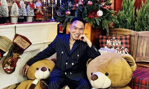 NTK Tony Phạm “lên đồ” lịch lãm đón Giáng sinh