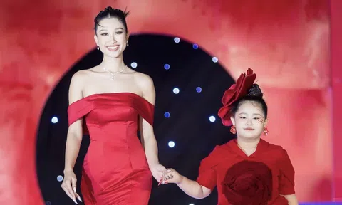 Mẫu nhí Dory Như trình diễn chuyên nghiệp cùng Phạm Thư trong bộ sưu tập Red Floruis của NTK Châu Đại Hải
