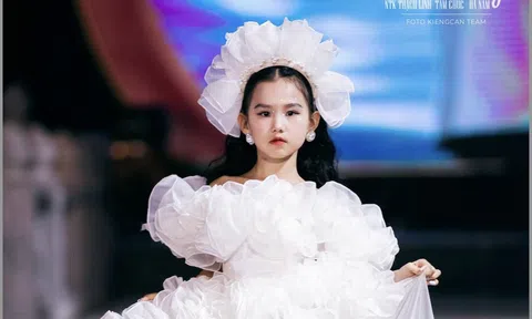 Vedette Maika Thanh Thảo hoá nàng mây trong BST "Bồng bềnh" của NTK Thanh Thanh Nguyễn tại Fashion show "Nguyện ước chốn thiêng"