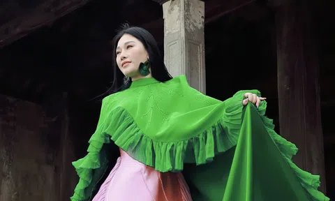 NSƯT Hương Giang trong trang phục của NTK Thạch Linh