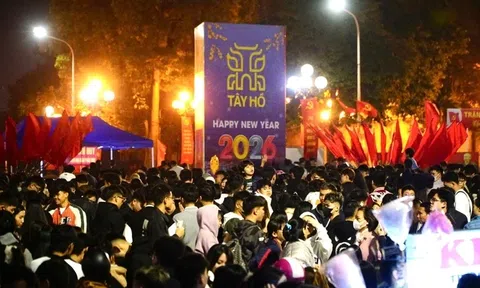 Thủ đô Hà Nội và TP Hồ Chí Minh tưng bừng đón chào năm mới 2026