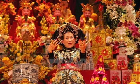 Đội ngũ hầu đồng qua nghiên cứu của Phạm Việt Long