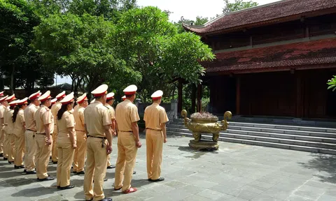 Sơn La: Phòng Cảnh sát giao thông Công an tỉnh dâng hương tại Nhà Tưởng niệm các anh hùng liệt sĩ Nhà tù Sơn La