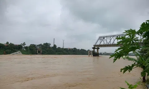 Cầu Phong Châu bị sập