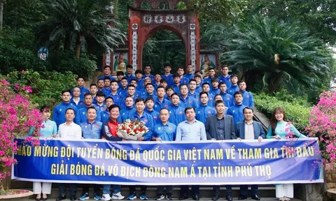 Thầy trò Huấn luyện viên Kim Sang Sik dâng hương tưởng niệm các Vua Hùng